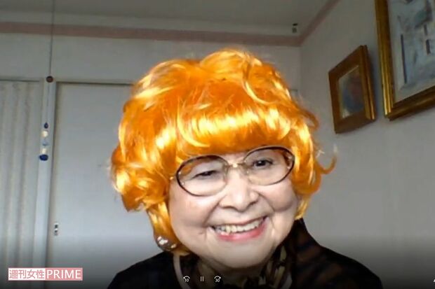 オンライン会議のアプリも使いこなし、取材に応じてくれた滝野さん。気分を上げるアイテムのひとつ、オレンジ色のウイッグ姿もノリノリで披露