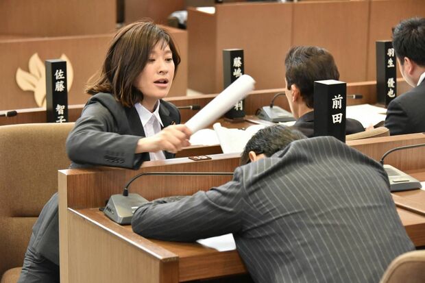 市議会で居眠りする議員を注意する智子。これが問題の引き金に…。(c)フジテレビ