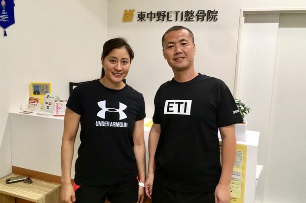 定期的に身体のメンテナンスを受けている大岡さんと。大岡さんも彼女のメンタルの強さを絶賛する