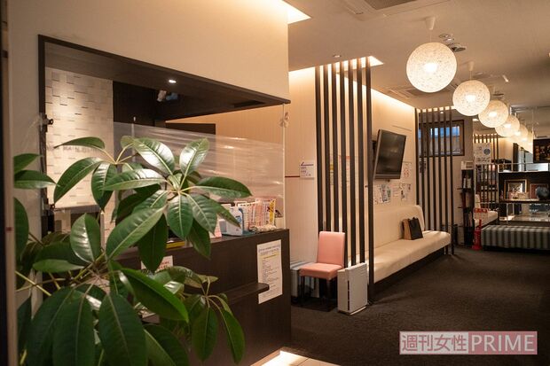 同クリニックの待合室。モダンな設えでホテルのラウンジのよう　写真／北村史成