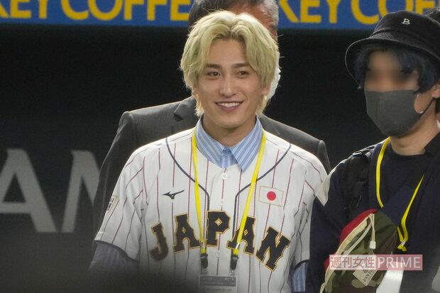 3月10日、WBC韓国戦のグランドに立つEXIT・兼近大樹