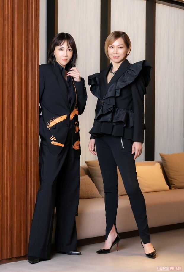 左から柚希礼音、湖月わたる　撮影／矢島泰輔