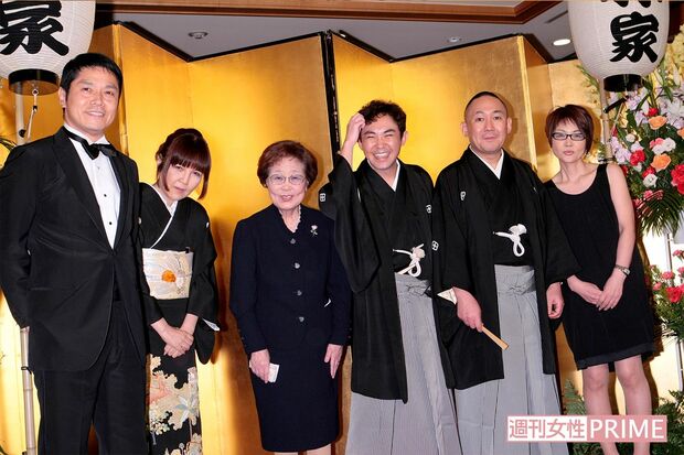 林家ファミリーがそろった三平襲名披露。家族の確執は見られなかったが……（'09年）