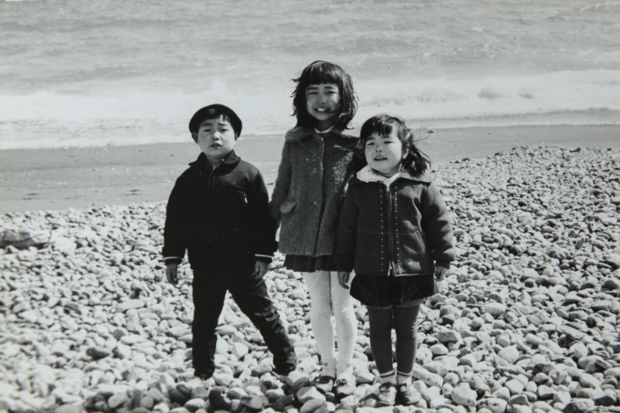 「確か、小田原の海だったと思います」と言う弟と妹と一緒に写真に収まった幼少期のショコラさん