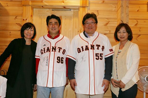 昭恵夫人（左端）は疑惑に口を閉ざしたまま（萩生田氏のブログより）