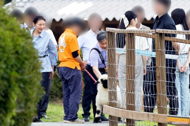 今年は、ご一家の周りを複数の男女が囲んでいた(7月22日)