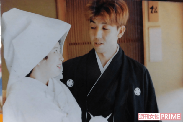 嘉久さんと友香さんの結婚式での写真。見つめ合うふたりは仲睦まじく、幸せな未来を思い描いていたはずが…