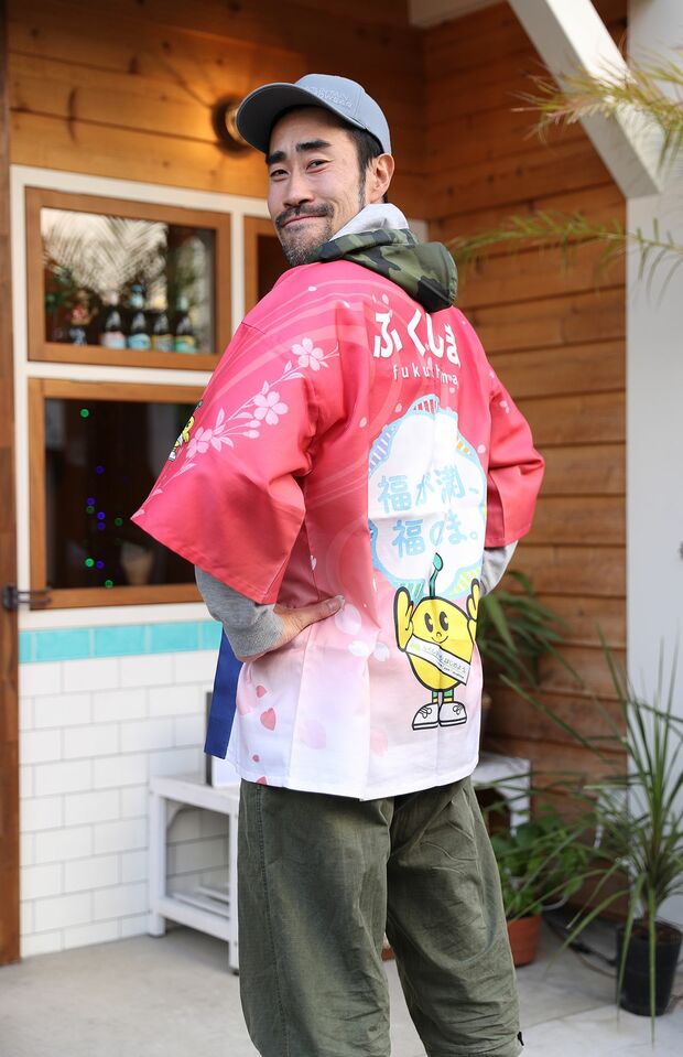 復興を夢見て「ふくしま」の法被を羽織って今日も各地へ　撮影／齋藤周造