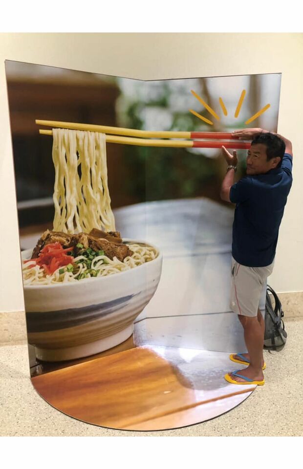 トリック写真を撮る末吉正明容疑者（SNSより）