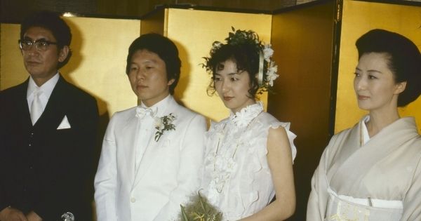  ’82年に行われた結婚式は故・大島渚監督と小山明子夫妻が仲人を務めた。左から大島さん、伴明、惠子、小山