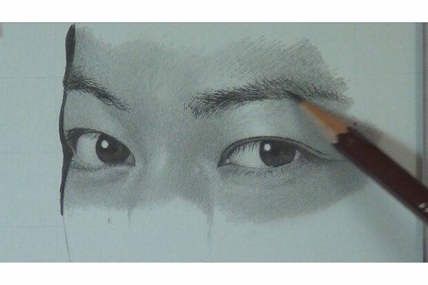 2. 続いては眉。毛の1本1本を丁寧に描く