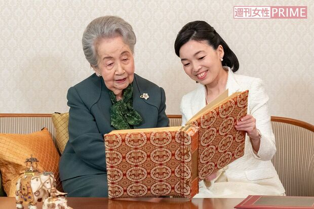 99歳を迎えられた百合子さまの誕生日写真。彬子さまとアルバムをご覧に（5月19日）