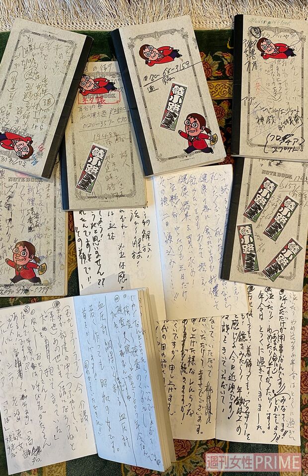 綾小路きみまろが書きためたネタ帳のほんの一部。表紙には自身のステッカーも♪