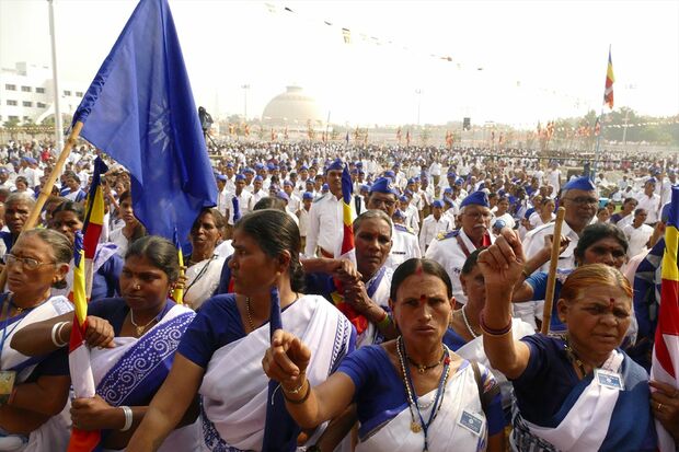 改宗式に集まった仏教徒。理不尽な目に遭ったとき泣き寝入りせず、みんなで抗議できるように、佐々井さんの指導のもと組織や団体を各地で作った　撮影／白石あづさ