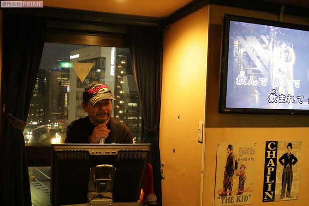 『蛾次ママ』では運がよければ蛾次郎さんの熱唱姿も見られる　撮影／近藤陽介