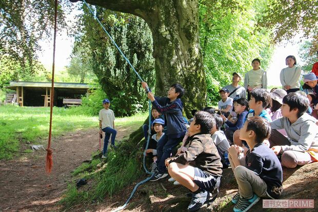 ターザンロープの使い方を模索（撮影／渡邉智裕）