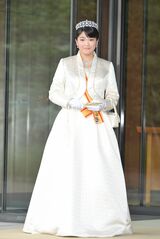 「正装」で二十歳のお誕生日を。ティアラに勲章、ローブデコルテ姿で、両陛下へ成年になられた報告を（’11年10月）