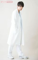 2018年5月29日号より未掲載カット。『ブラックペアン』（TBS系）では医療に熱い思いを持つ1年目の研修医・世良雅志役を熱演。ナレーションも担当した。「自分に異名をつけるなら？」の質問にこんな答えを。「“ポジティブおばけ”とか？（笑）　普段からポジティブでいようと心がけているから、周りからもそう思われている気がします」