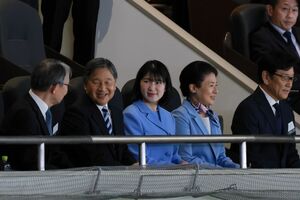 3月8日、WBCを観戦する天皇皇后両陛下と愛子さま（写真/JMPA）