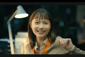 マクドナルド「月見シリーズ」のCMに出演する宮崎あおい（マクドナルド公式YouTubeより）