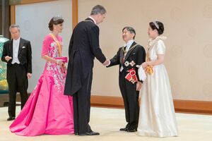 即位に際しての饗宴の儀で海外からの賓客から祝福を受ける天皇、皇后両陛下。レティシア王妃と雅子さまのハグが話題に