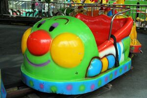 アンパンマン風の乗り物。食べたらお腹をこわしそうな色