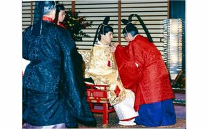 燕尾纓を受け、掛緒を結んでもらう秋篠宮さま（1985年11月30日）写真/宮内庁