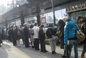 東日本大震災で帰宅困難者が街中に溢れた光景がよみがえるおそれも