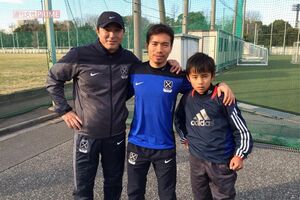 小学生時代の久保（右）、トレーナーの木場氏（左）と長友佑都（木場氏提供）