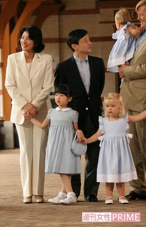 ’06年8月、オランダで静養中にアマリア王女と手をつながれた愛子さま