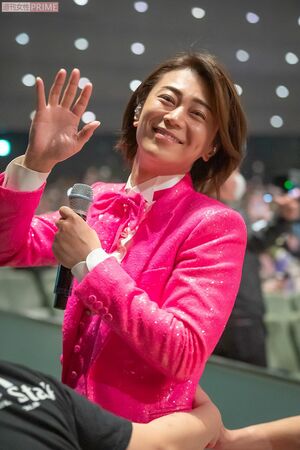 みんなのカメラに笑顔をふりまき続けるきよしを、スタッフが力強く誘導。　撮影／廣瀬靖士最後の最後まで極上のファンサービス