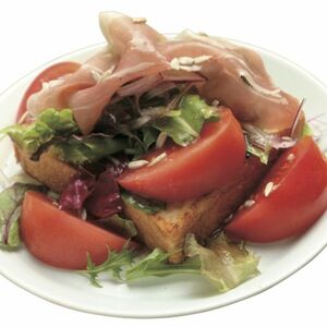  生サラダとこんがりパンが斬新＆おいしいコラボ