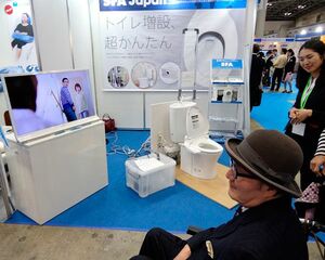 【写真】「第42回国際福祉機器展 H.C.R. 2015」（10月7～9日、東京ビッグサイト）を取材する神足氏