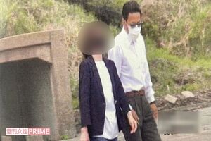 花畑で有名な地元の観光スポットでA子さんとデートする松本憲二議員