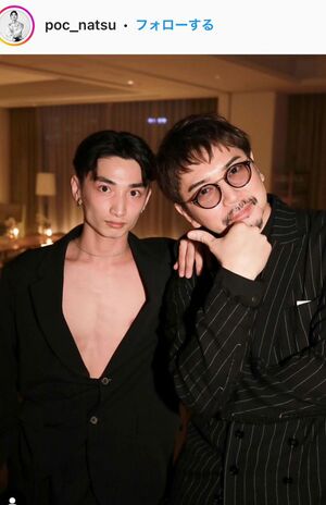 YouTuber・POCのナツのインスタグラムに登場した松本潤（右）