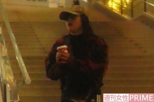 キャップにジャージでカジュアルなブルゾンちえみ