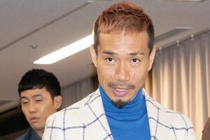 サッカーW杯日本代表に選出された長友佑都、後ろは遠藤航