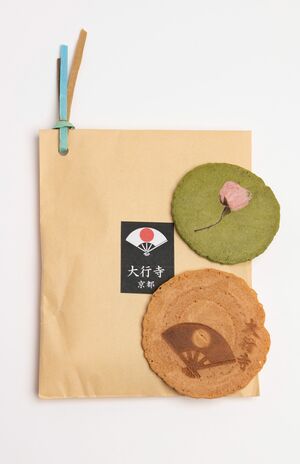 写経の会、法話会のときだけ販売されるオリジナルせんべい（250円）