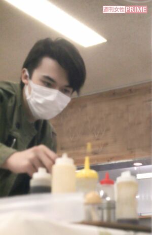 ソースをかけるマリウス（2018年4月）