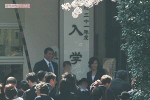 2009年4月、長男の名門小学校の入学式に出席した清原和博氏と元妻の亜希