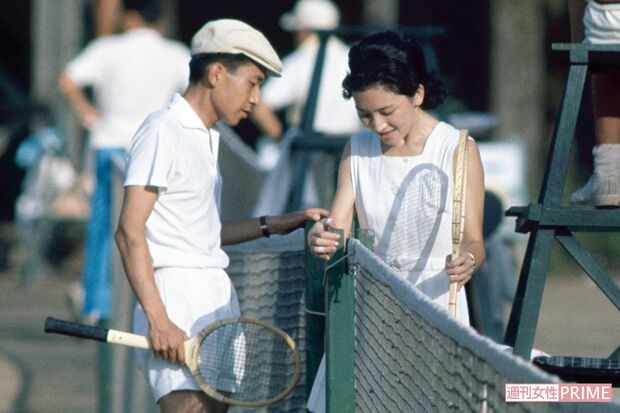 結婚から約3年後、軽井沢でテニスのプレーの合間にお話しされるおふたり（'62年8月）