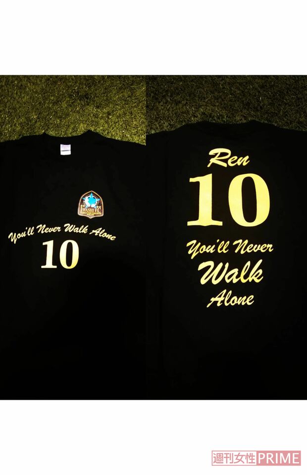 チームメートが作った大杉さんの哀悼Tシャツ。思いが込められたメッセージは前と後ろに