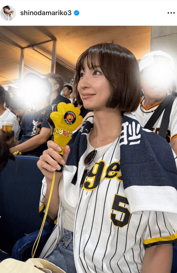 巨人対阪神の試合を観戦した篠田。着ていたタテジマのユニフォームが“非公式品”ではないかと指摘する声が(篠田のインスタグラムより)