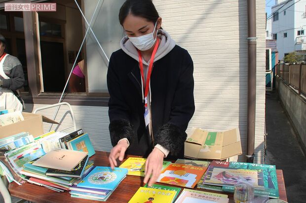 食料支援の日、平良さんは訪れる母子に話しかけ丁寧な対応をしていた