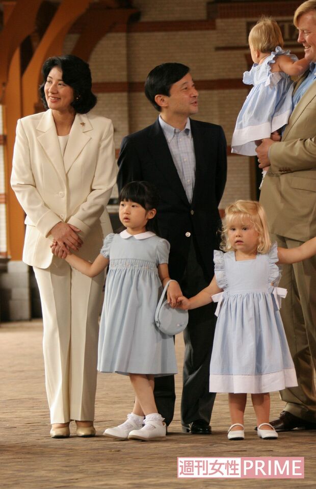 ’06年8月、オランダで静養中にアマリア王女と手をつながれた愛子さま