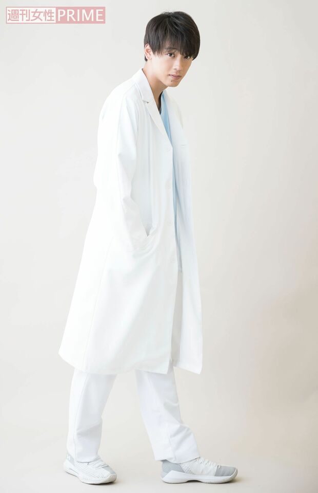 2018年5月29日号より未掲載カット。『ブラックペアン』（TBS系）では医療に熱い思いを持つ1年目の研修医・世良雅志役を熱演。ナレーションも担当した。「自分に異名をつけるなら？」の質問にこんな答えを。「“ポジティブおばけ”とか？（笑）　普段からポジティブでいようと心がけているから、周りからもそう思われている気がします」