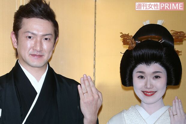 '15年5月の披露宴前、報道陣に沙織夫人を紹介して取材に応じた