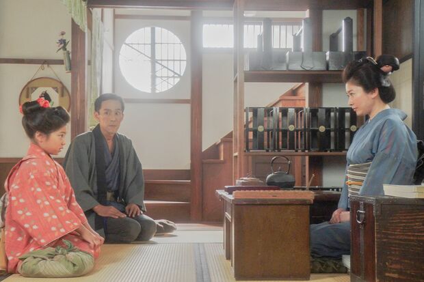 芝居茶屋に奉公に出た千代は、女将のシズ（篠原涼子）の下で働きだす　（C）NHK