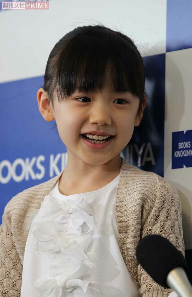 書籍『愛菜学(まなまな) 芦田愛菜ちゃんに学ぶ「なんで?」の魔法』の出版握手会で。当時6歳(2011年1月16日)