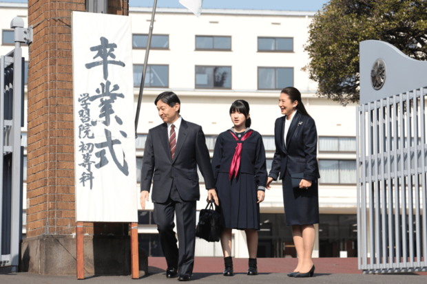 '14年3月、学習院初等科を卒業された愛子さま。ご一家のリンクコーデはここから始まったという